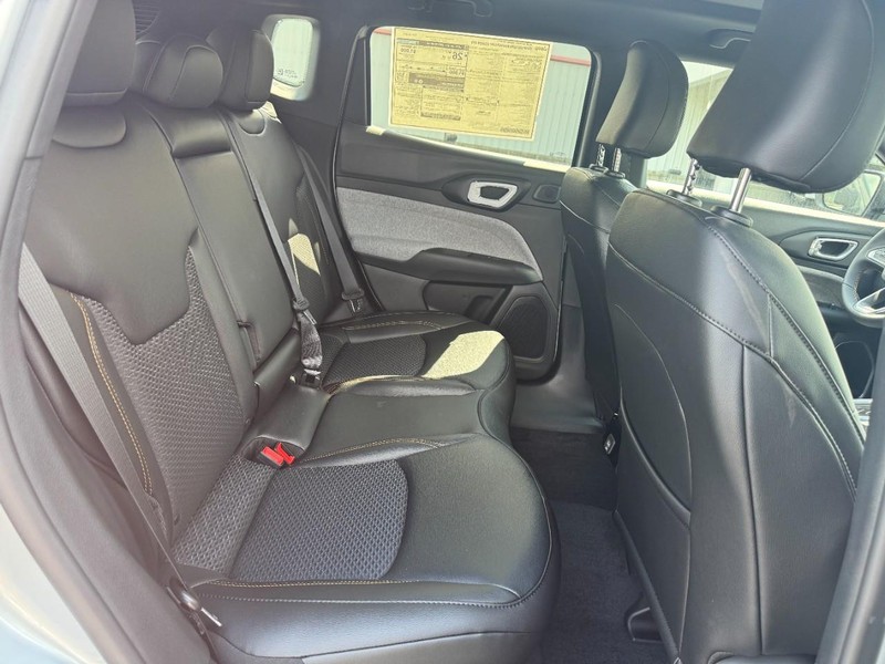 Jeep Compass Vehicle Full-screen Gallery Image 5