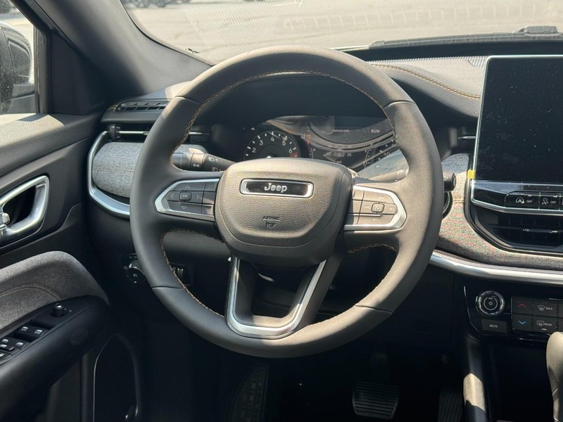 Jeep Compass Vehicle Full-screen Gallery Image 8