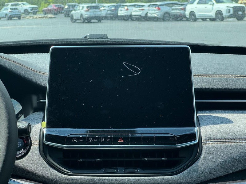 Jeep Compass Vehicle Full-screen Gallery Image 9