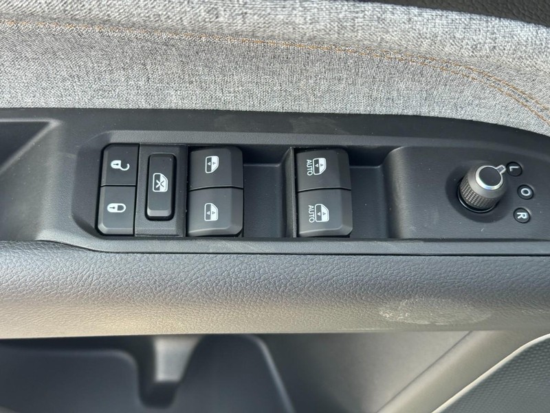 Jeep Compass Vehicle Full-screen Gallery Image 11
