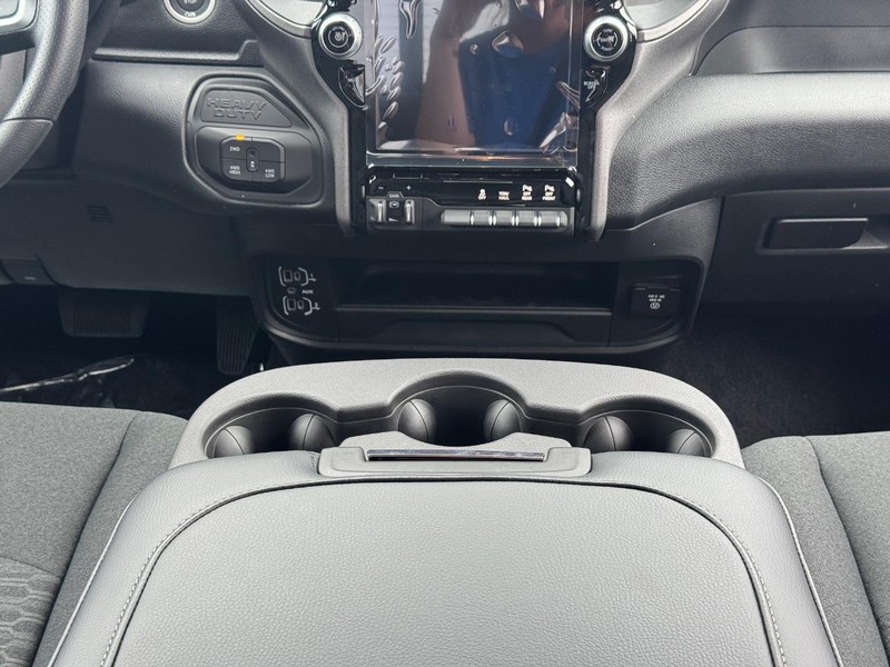 Ram 2500 Vehicle Full-screen Gallery Image 9