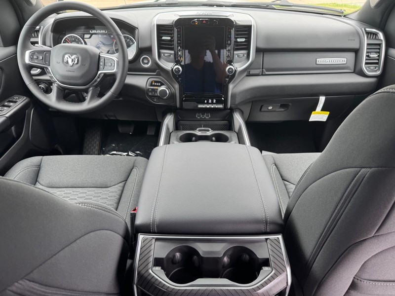 Ram 1500 Vehicle Full-screen Gallery Image 9