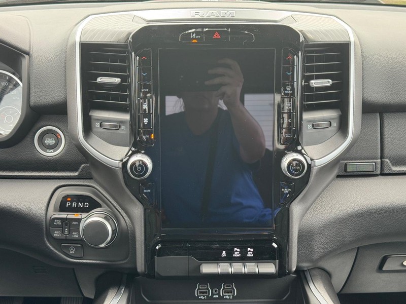 Ram 1500 Vehicle Full-screen Gallery Image 11