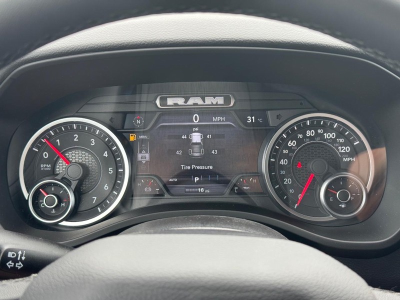 Ram 1500 Vehicle Full-screen Gallery Image 17