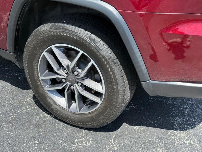 Jeep Grand Cherokee Vehicle Full-screen Gallery Image 8
