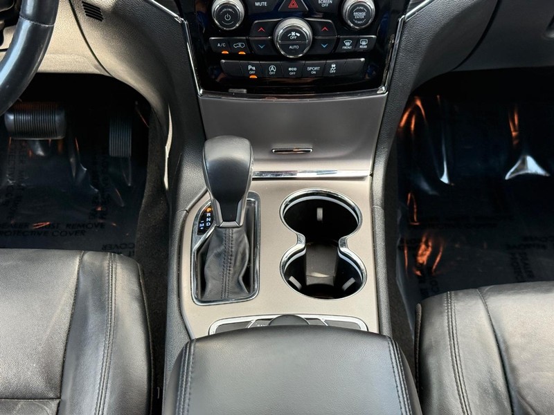 Jeep Grand Cherokee Vehicle Full-screen Gallery Image 15