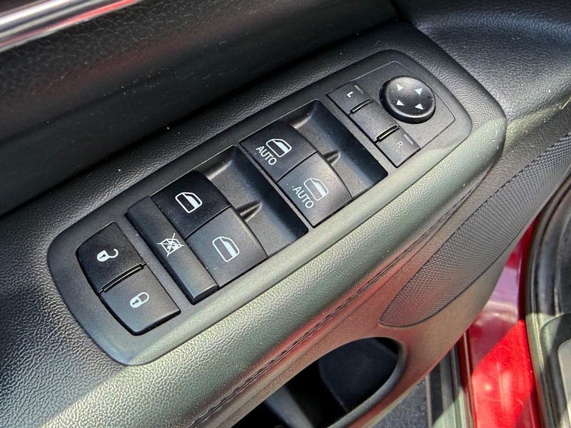 Jeep Grand Cherokee Vehicle Full-screen Gallery Image 16