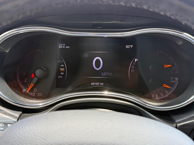 Jeep Grand Cherokee Vehicle Full-screen Gallery Image 21
