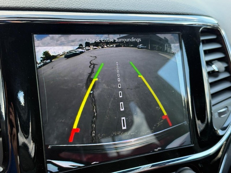 Jeep Grand Cherokee Vehicle Full-screen Gallery Image 23