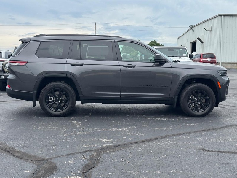 Jeep Grand Cherokee L Vehicle Full-screen Gallery Image 2