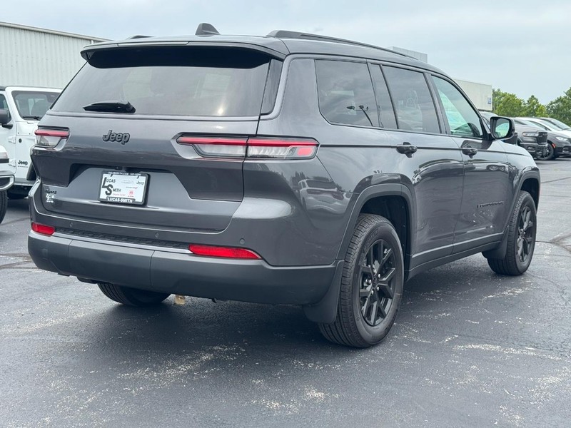 Jeep Grand Cherokee L Vehicle Full-screen Gallery Image 3