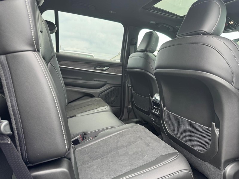 Jeep Grand Cherokee L Vehicle Full-screen Gallery Image 6