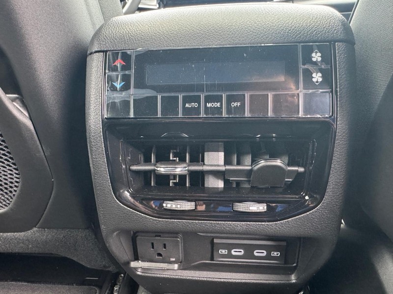 Jeep Grand Cherokee L Vehicle Full-screen Gallery Image 7