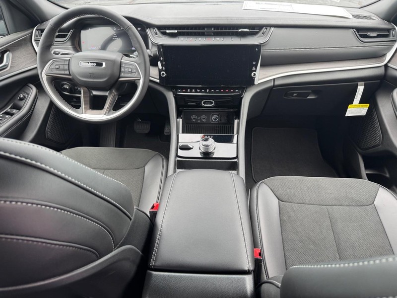 Jeep Grand Cherokee L Vehicle Full-screen Gallery Image 8