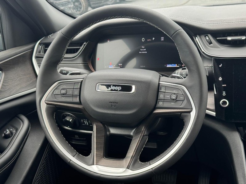 Jeep Grand Cherokee L Vehicle Full-screen Gallery Image 9
