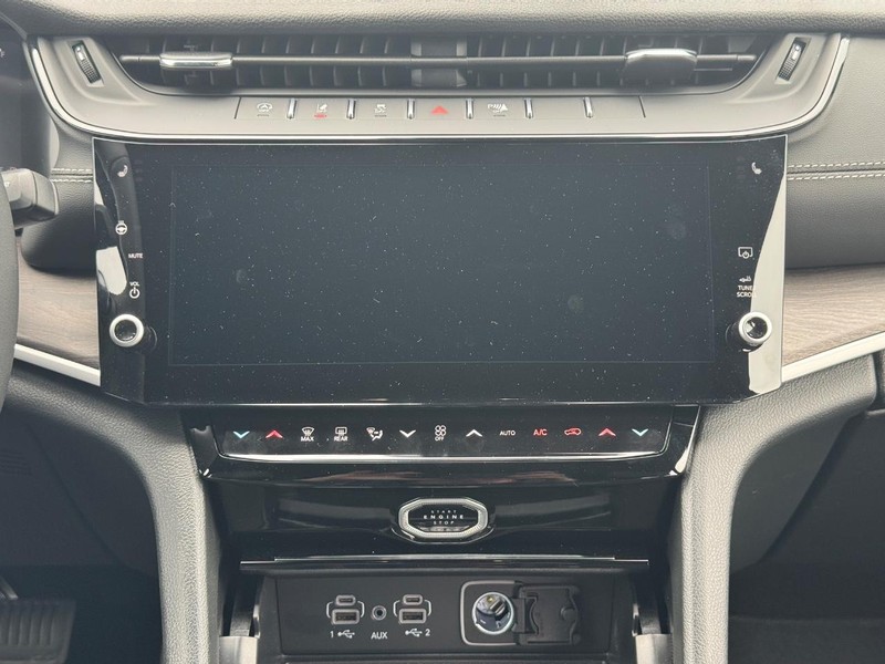 Jeep Grand Cherokee L Vehicle Full-screen Gallery Image 10