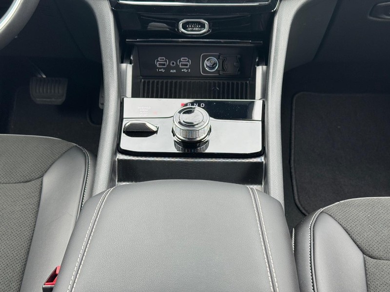 Jeep Grand Cherokee L Vehicle Full-screen Gallery Image 11