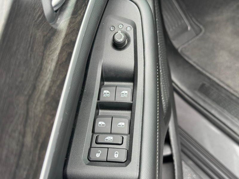 Jeep Grand Cherokee L Vehicle Full-screen Gallery Image 12