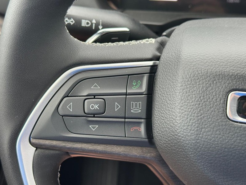 Jeep Grand Cherokee L Vehicle Full-screen Gallery Image 14