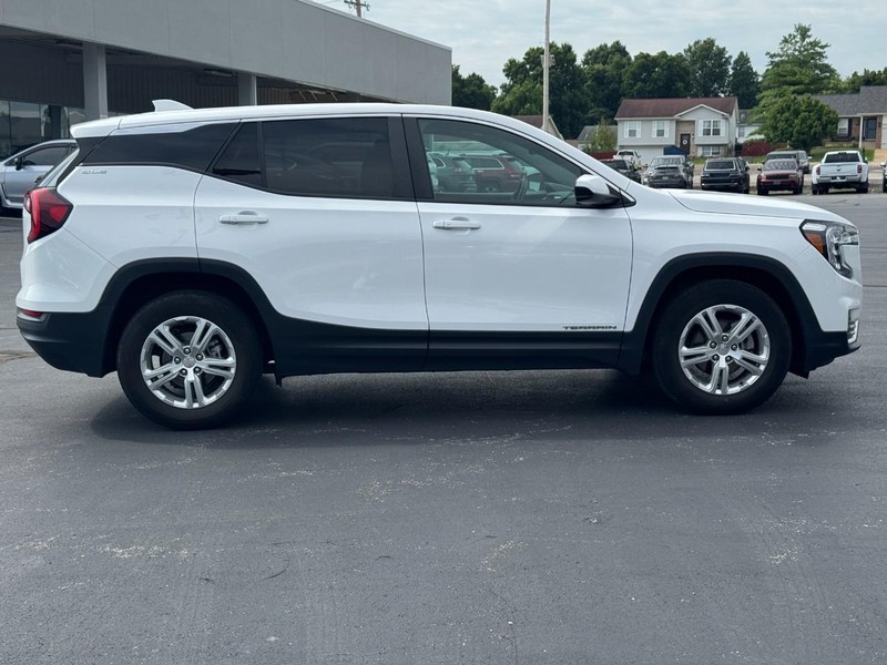 GMC Terrain Vehicle Full-screen Gallery Image 2