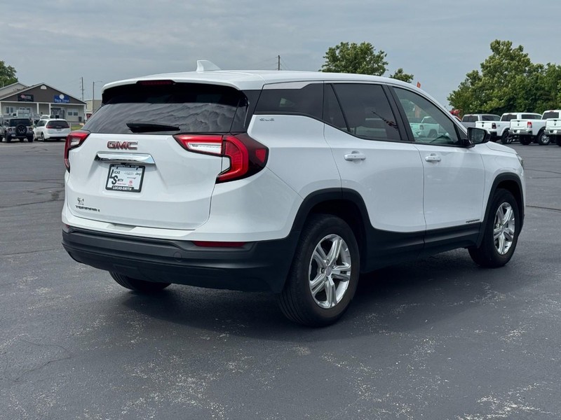 GMC Terrain Vehicle Full-screen Gallery Image 3