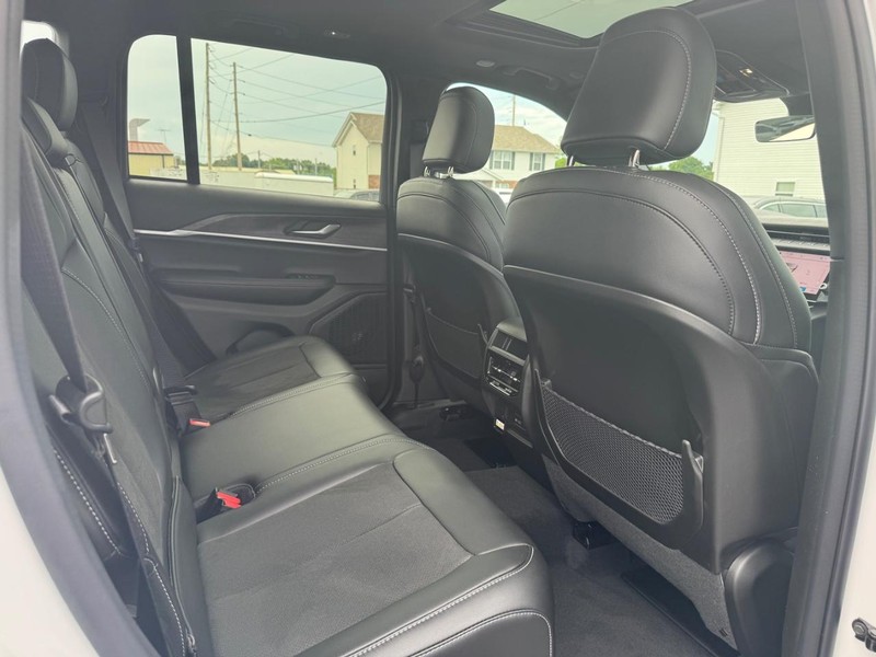 Jeep Grand Cherokee Vehicle Full-screen Gallery Image 5