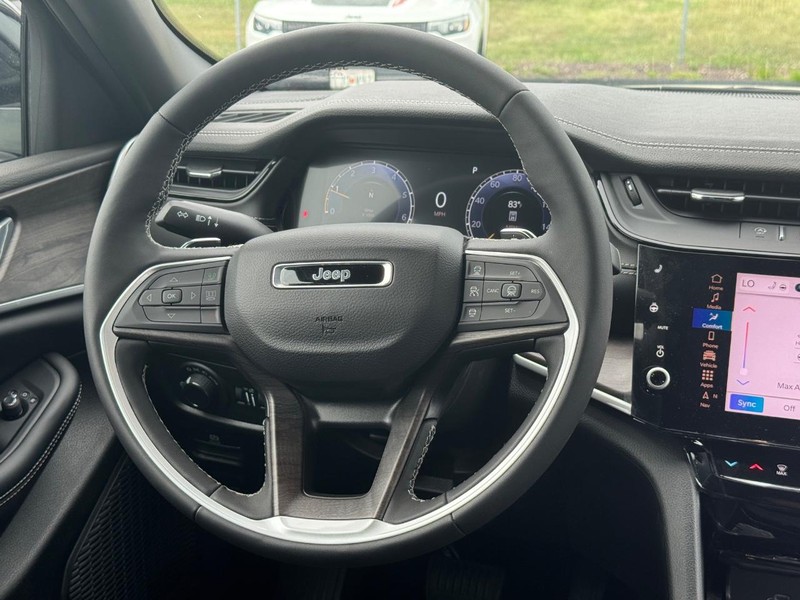 Jeep Grand Cherokee Vehicle Full-screen Gallery Image 7