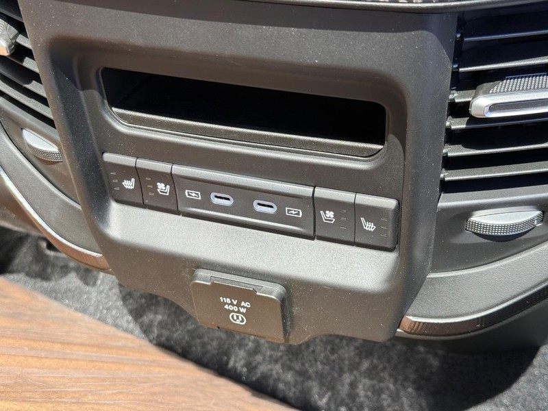 Ram 1500 Vehicle Full-screen Gallery Image 8