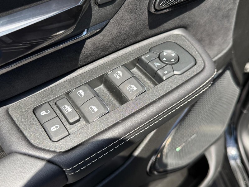 Ram 1500 Vehicle Full-screen Gallery Image 13