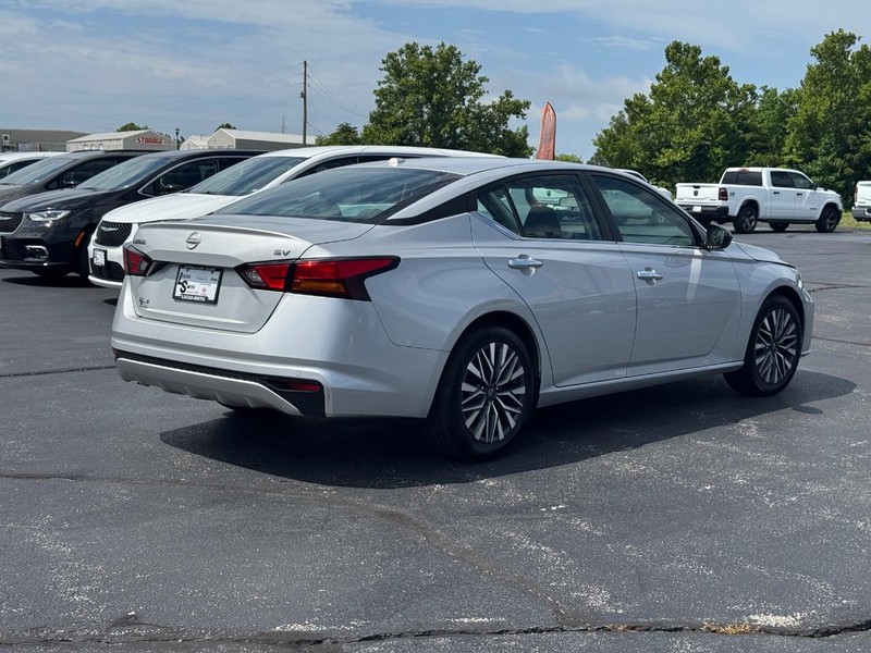Nissan Altima Vehicle Full-screen Gallery Image 03