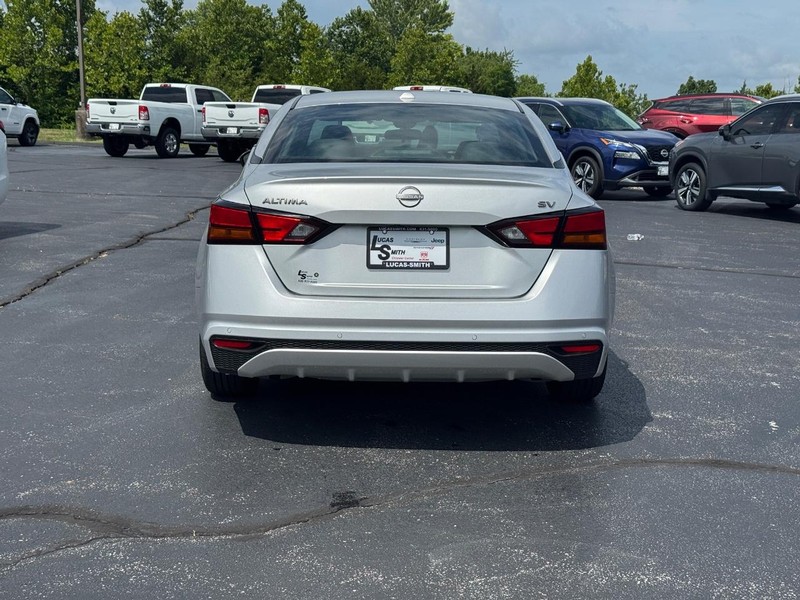 Nissan Altima Vehicle Full-screen Gallery Image 04