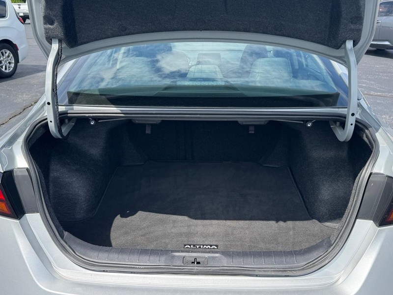 Nissan Altima Vehicle Full-screen Gallery Image 06