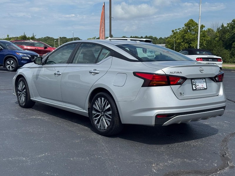 Nissan Altima Vehicle Full-screen Gallery Image 07
