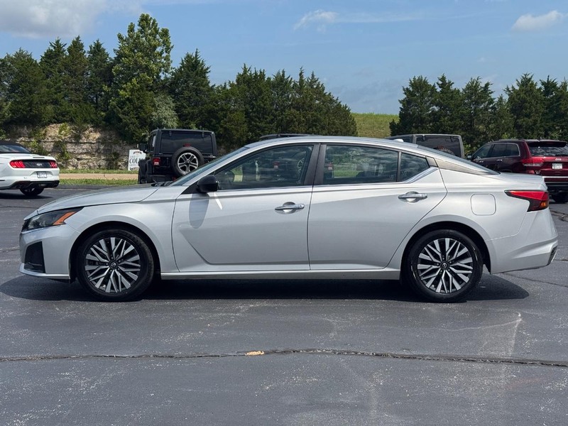 Nissan Altima Vehicle Full-screen Gallery Image 08