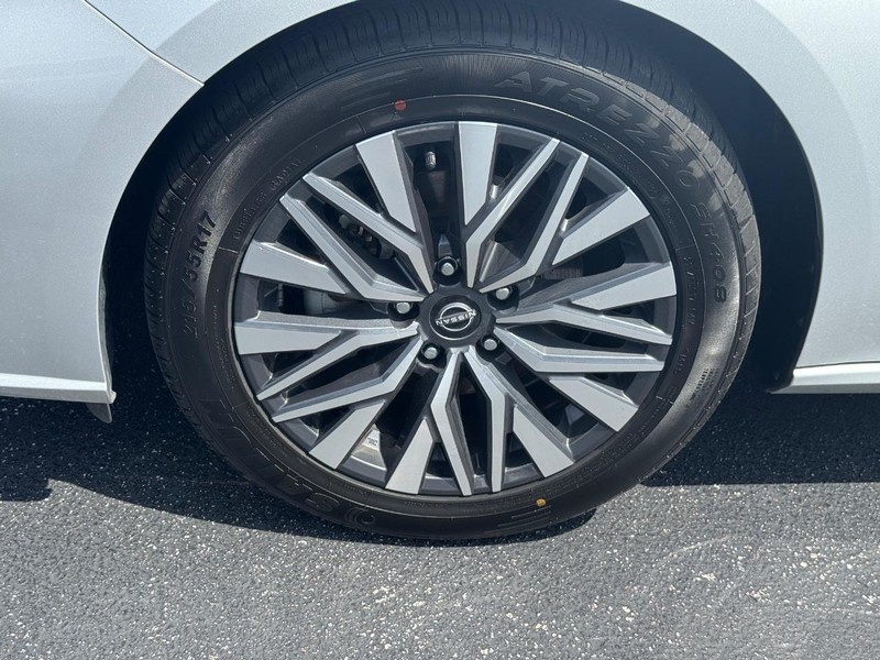 Nissan Altima Vehicle Full-screen Gallery Image 09
