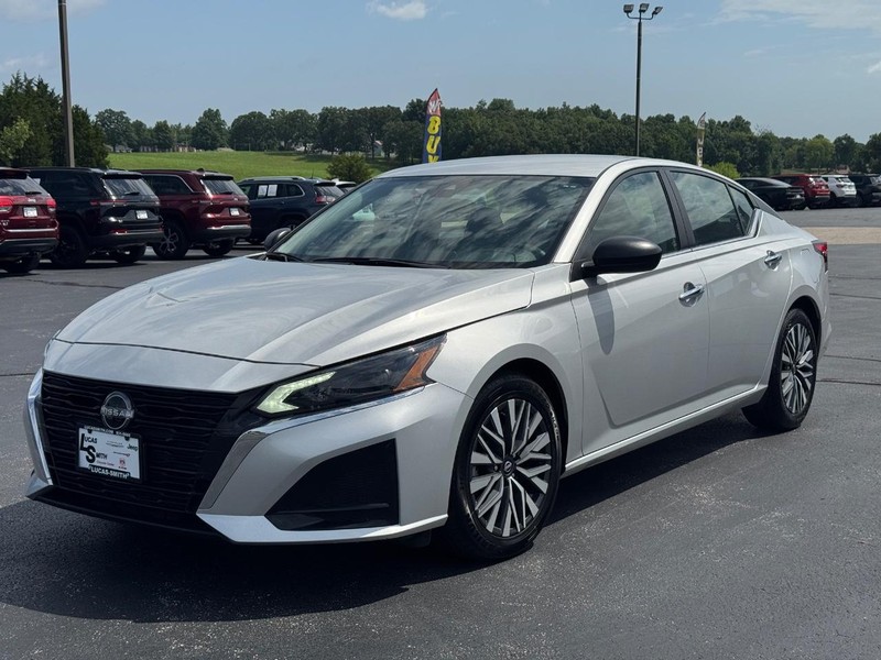 Nissan Altima Vehicle Full-screen Gallery Image 10