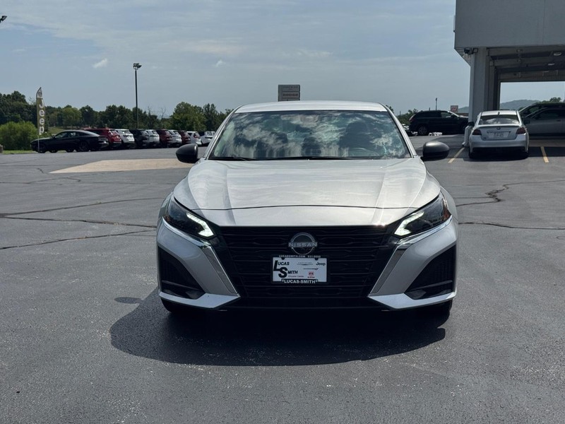 Nissan Altima Vehicle Full-screen Gallery Image 11