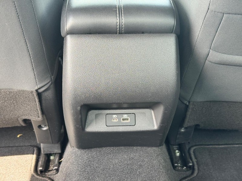 Nissan Altima Vehicle Full-screen Gallery Image 12