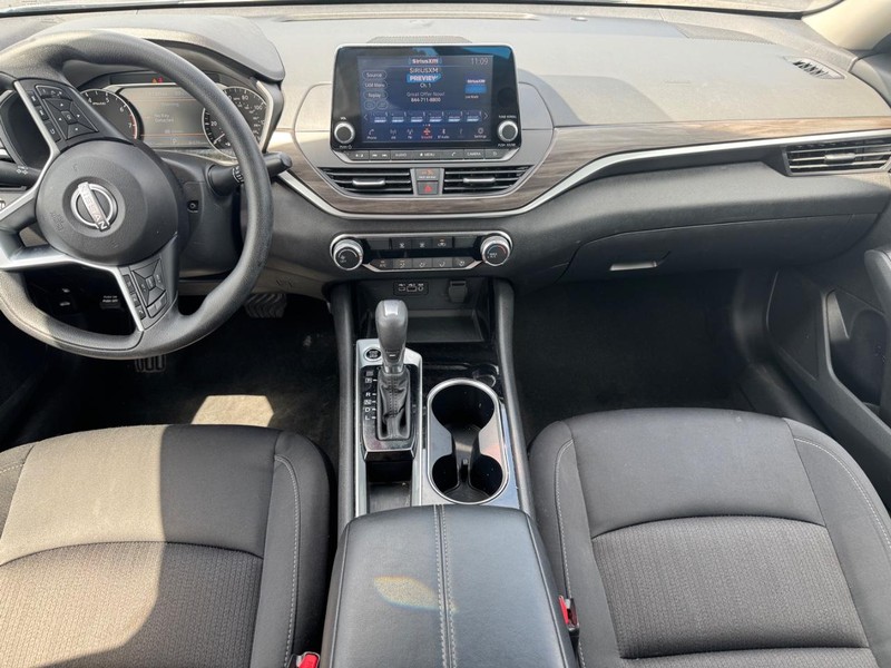 Nissan Altima Vehicle Full-screen Gallery Image 13