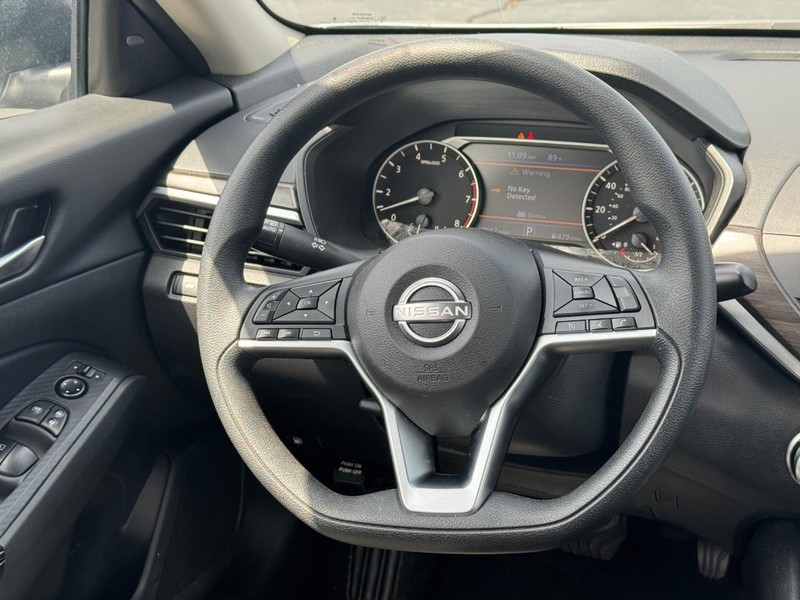Nissan Altima Vehicle Full-screen Gallery Image 14
