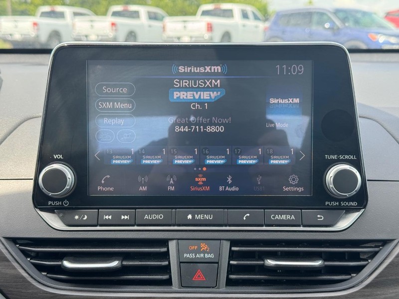 Nissan Altima Vehicle Full-screen Gallery Image 15