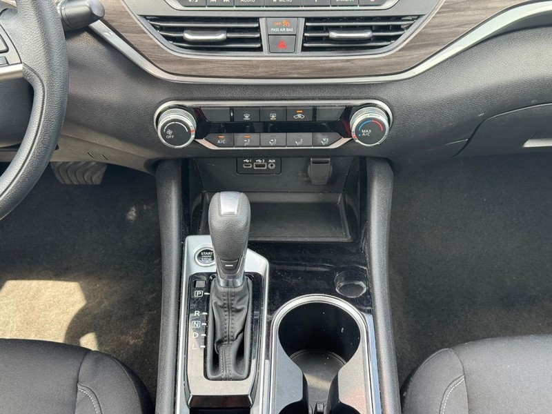 Nissan Altima Vehicle Full-screen Gallery Image 16