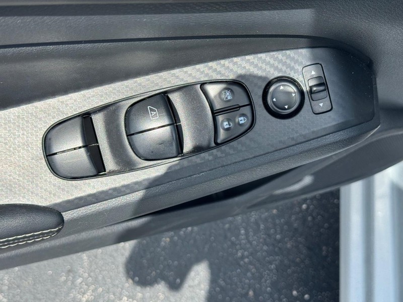 Nissan Altima Vehicle Full-screen Gallery Image 17