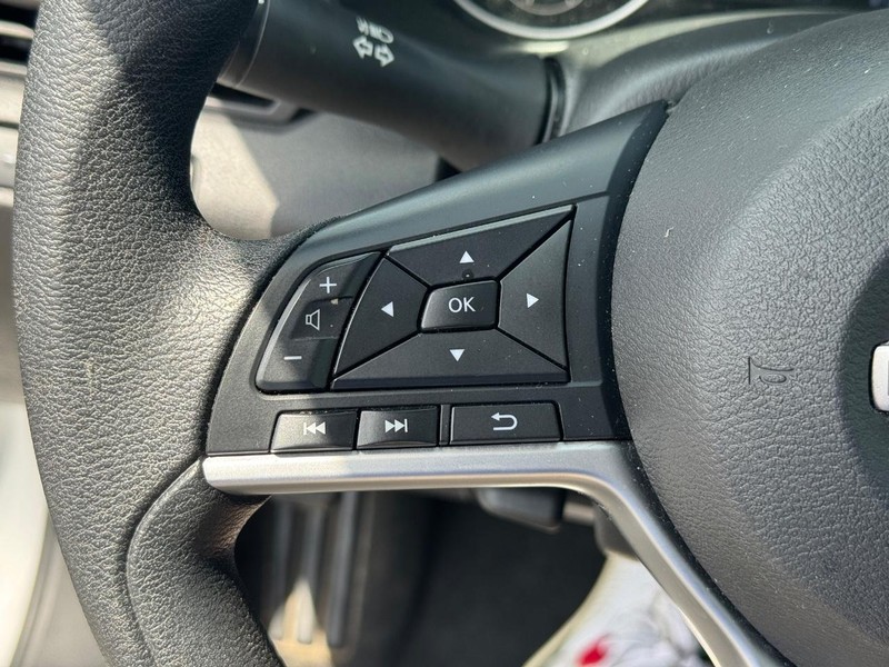 Nissan Altima Vehicle Full-screen Gallery Image 20
