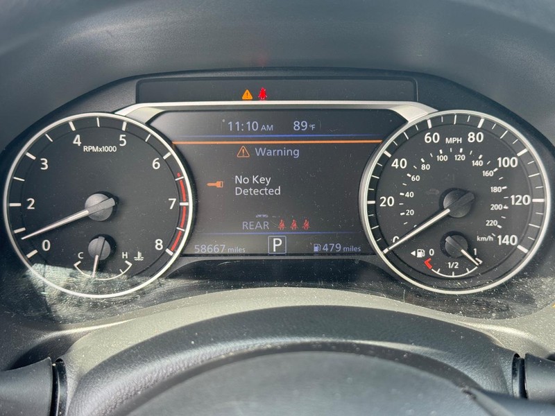 Nissan Altima Vehicle Full-screen Gallery Image 22