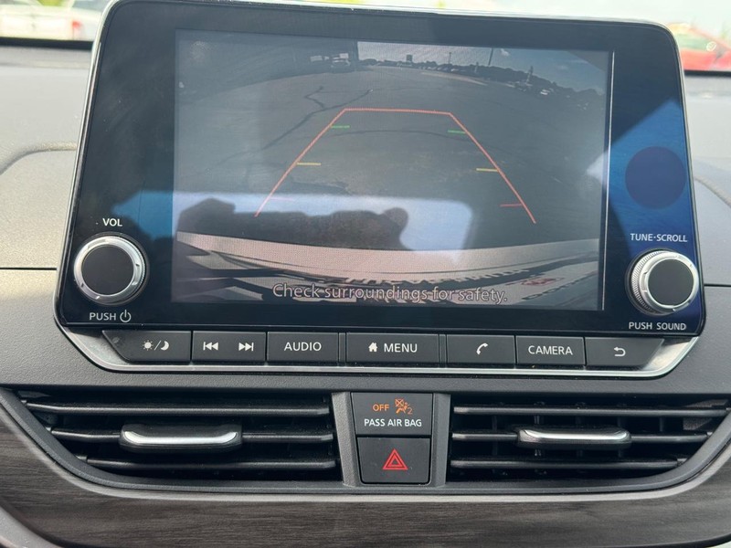 Nissan Altima Vehicle Full-screen Gallery Image 23