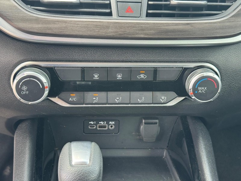 Nissan Altima Vehicle Full-screen Gallery Image 24