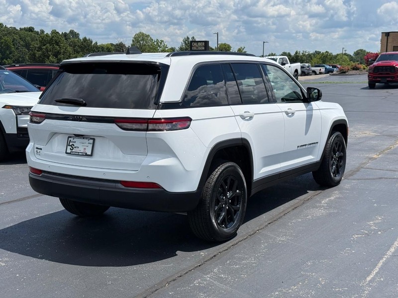 Jeep Grand Cherokee Vehicle Full-screen Gallery Image 3