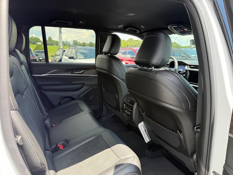 Jeep Grand Cherokee Vehicle Full-screen Gallery Image 5