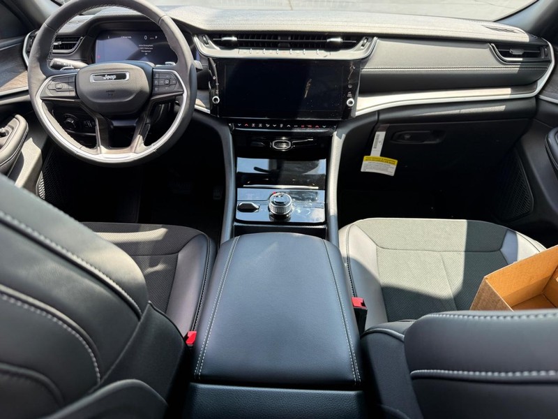 Jeep Grand Cherokee Vehicle Full-screen Gallery Image 6